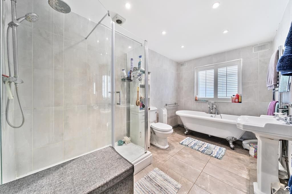 Property photo 3 of 22 Bathtoom