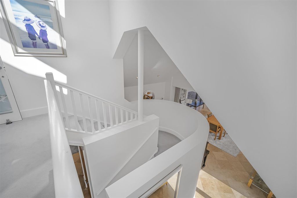 Property photo 2 of 30