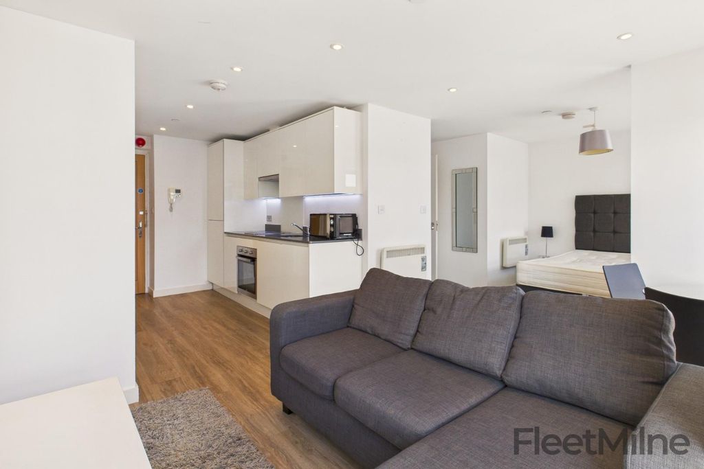 Property photo 3 of 11 Living Space