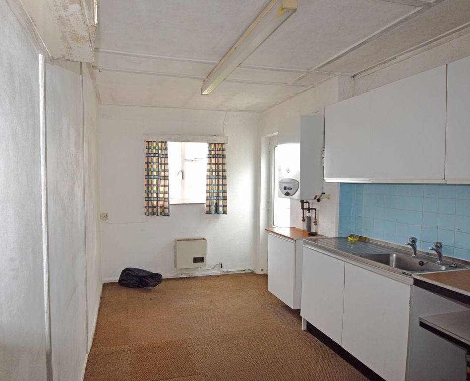 Property photo 3 of 18 Kitchen