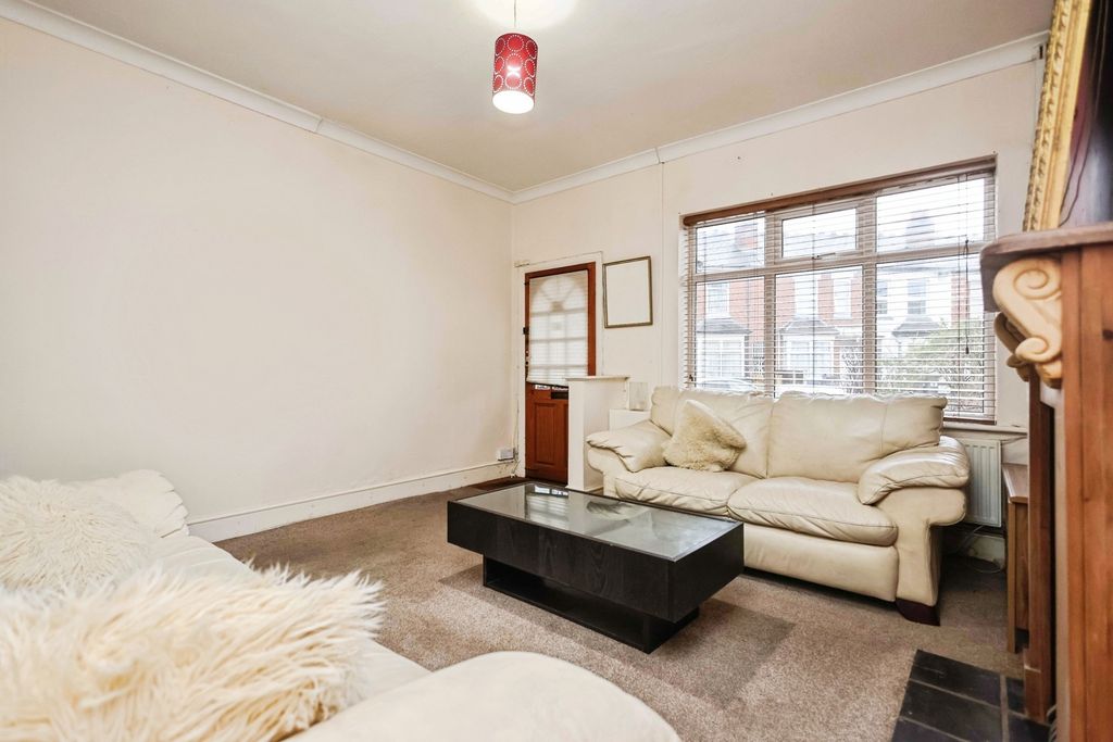 Property photo 2 of 17 Lounge