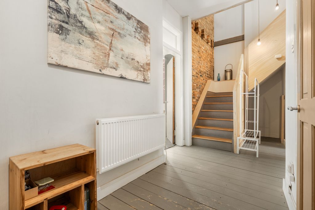 Property photo 2 of 33