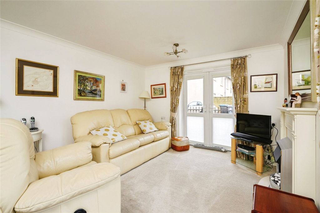 Property photo 1 of 10 Lounge