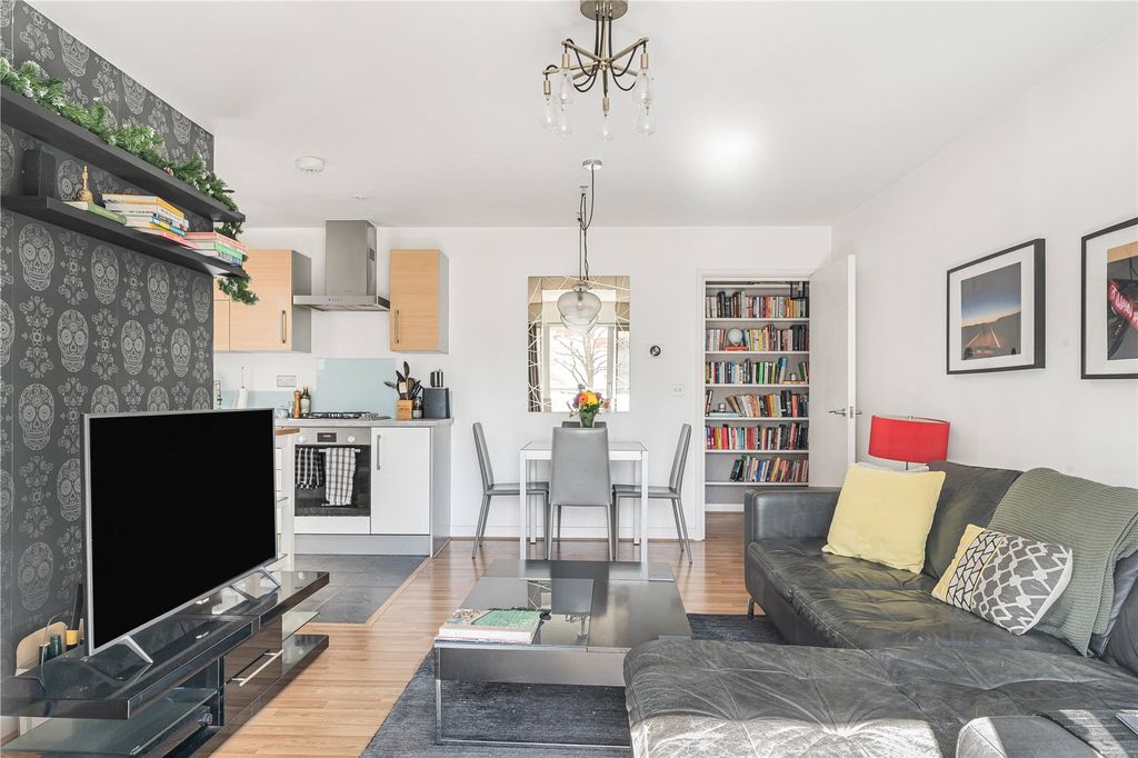 Property photo 3 of 18 Reception/Kitchen