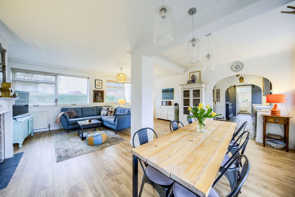 Property photo 1 of 32