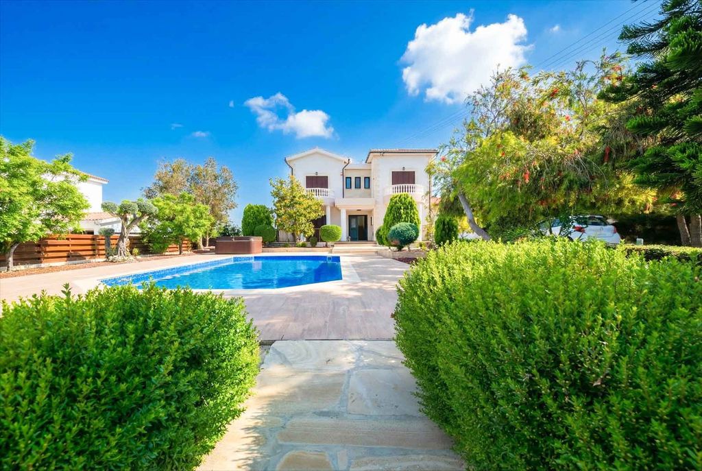 Property photo 2 of 27