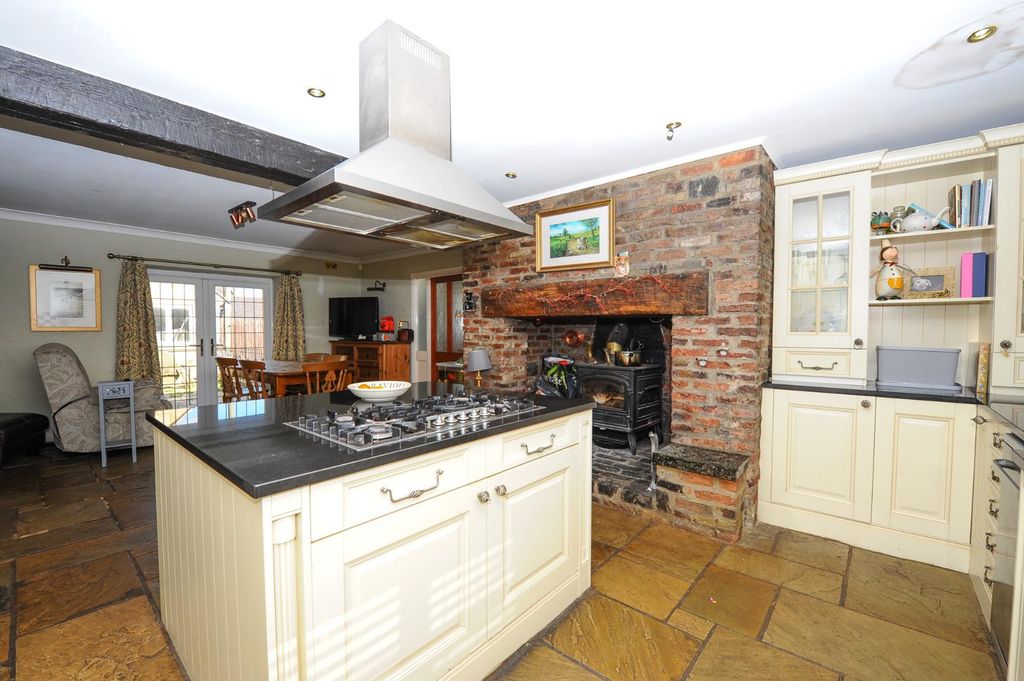 Property photo 2 of 16 9