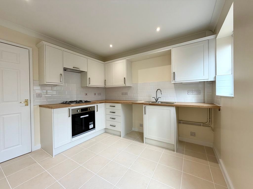 Property photo 3 of 17 Dining Kitchen