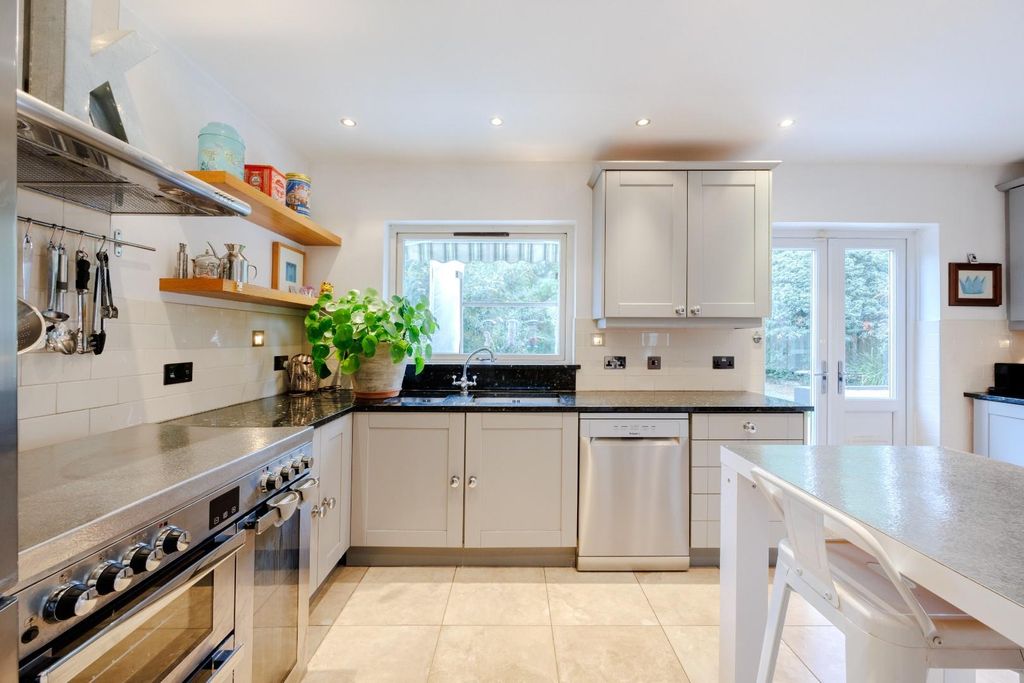 Property photo 3 of 33 Kitchen