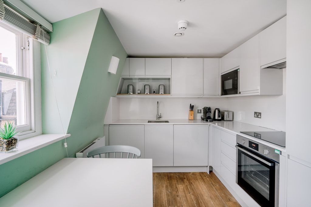 Property photo 1 of 18 5_37_Doughty_Street_04