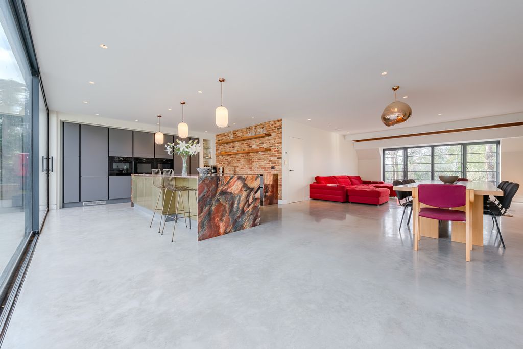 Property photo 2 of 32