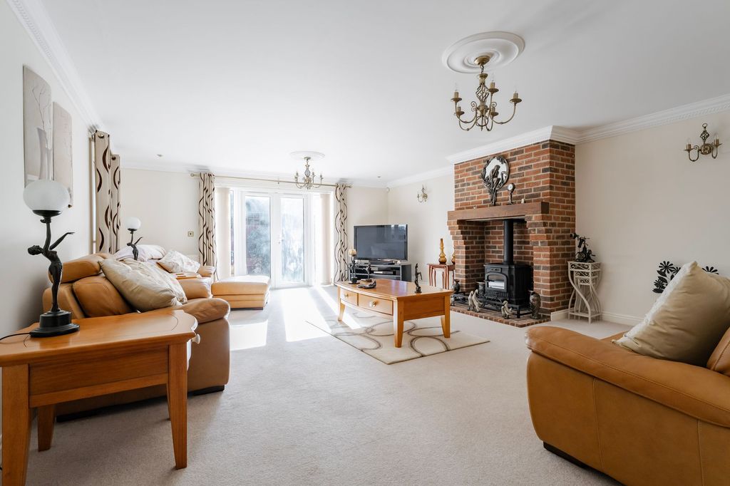 Property photo 2 of 28