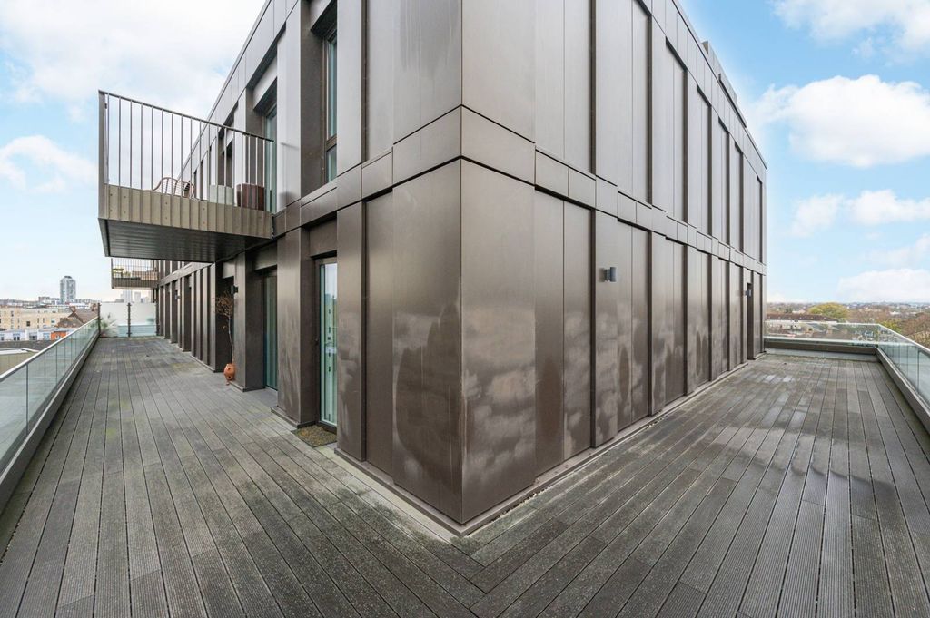 Property photo 2 of 27