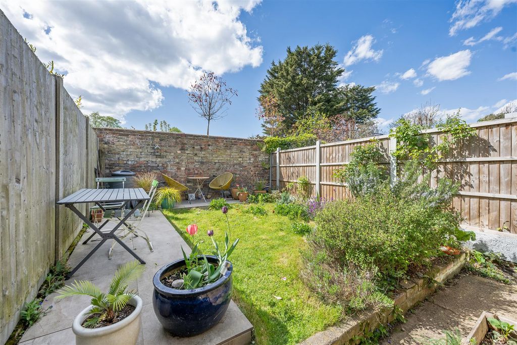 Property photo 3 of 20 Mansfield Road E11