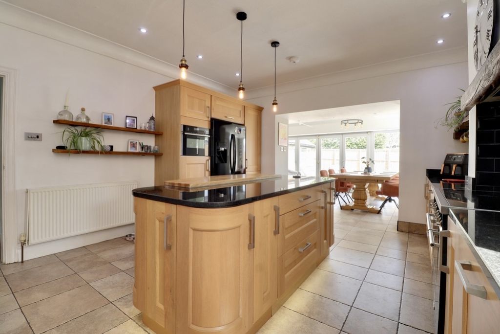 Property photo 2 of 31 Smart Kitchen With Breakfast Island