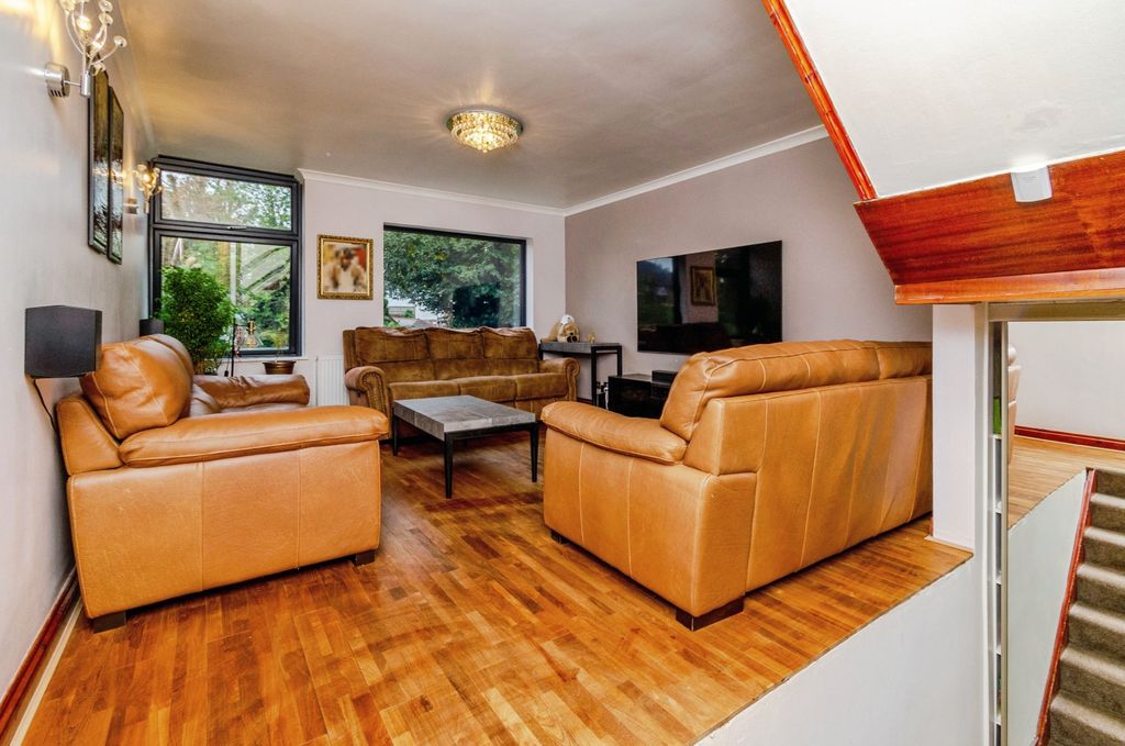 Property photo 2 of 18 Lounge