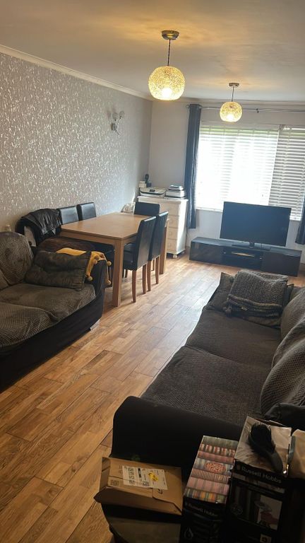 Property photo 1 of 10 Ground Floor Two Bedroom Flat To Let Close To Upney And Barking Station