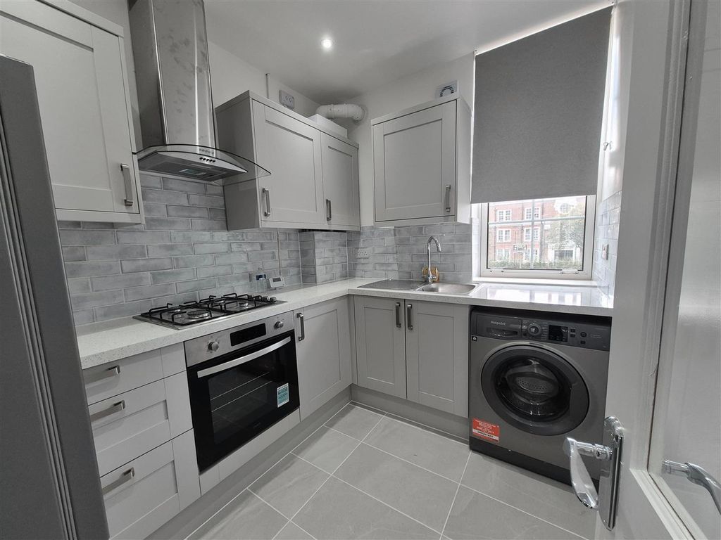 Property photo 3 of 9 Kitchen