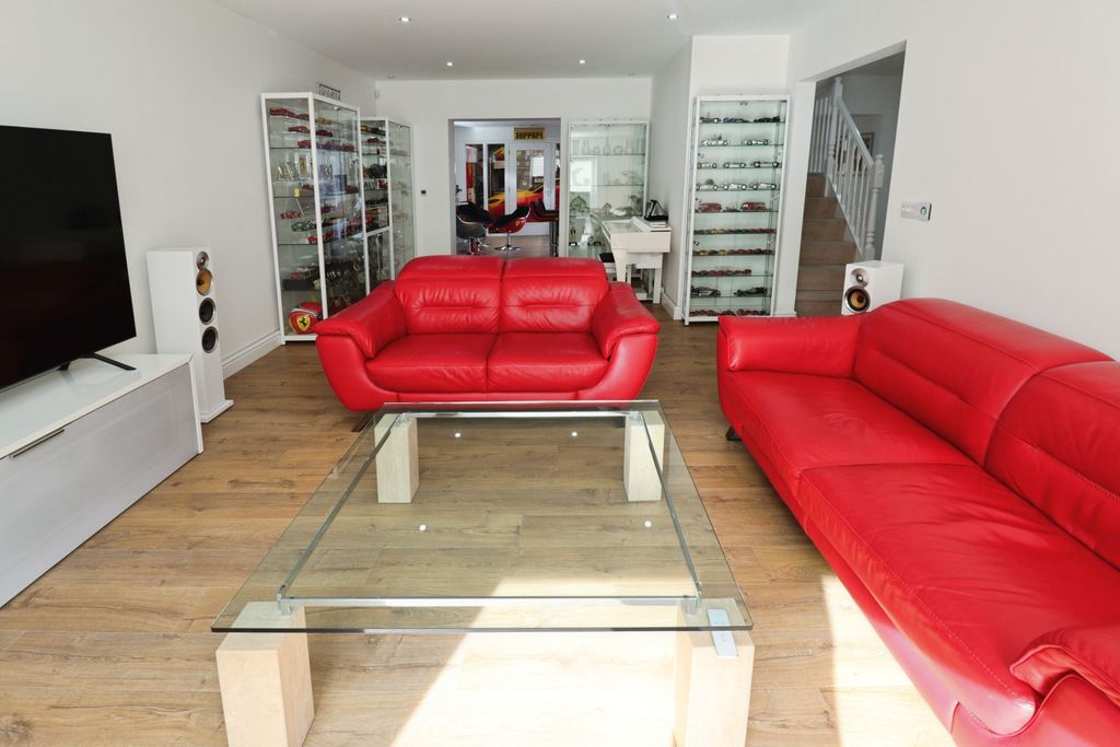 Property photo 3 of 28