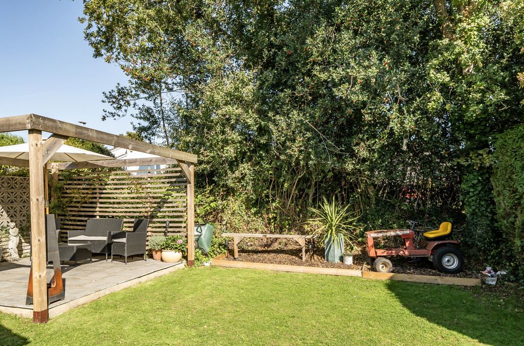 Property photo 2 of 10 2 - Garden