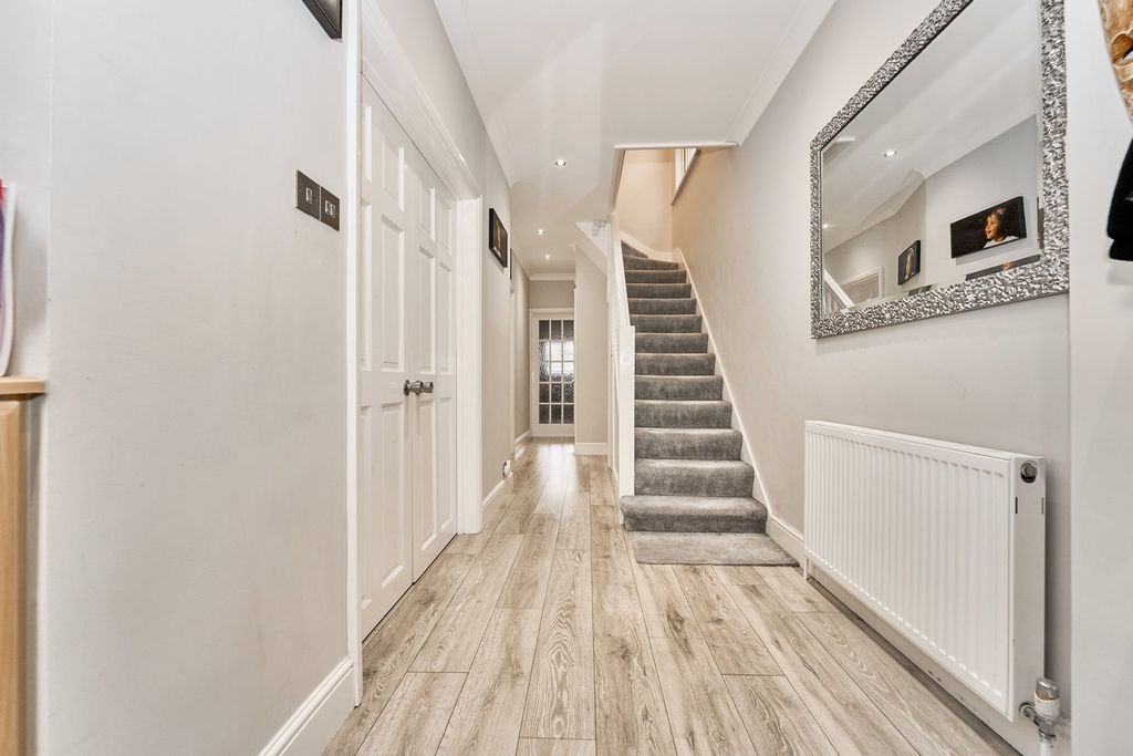 Property photo 3 of 31 Entrance