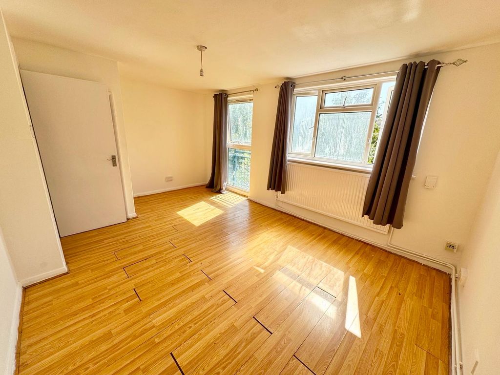 Property photo 1 of 10 3-Bedroom Maisonette Near Wood Green