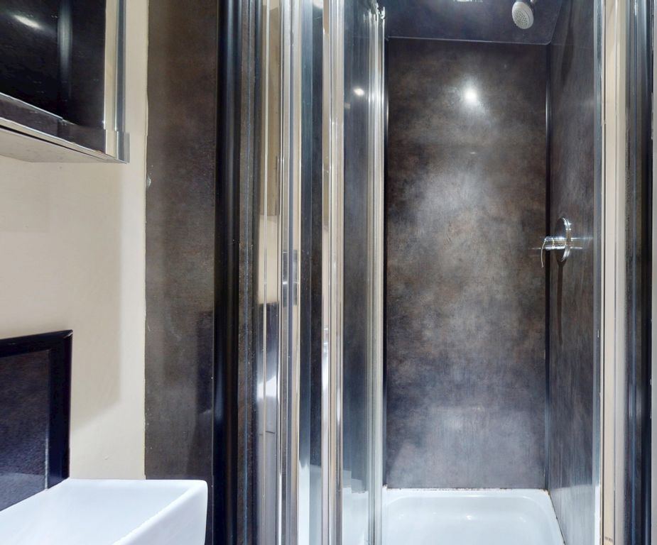 Property photo 3 of 9 Bathroom