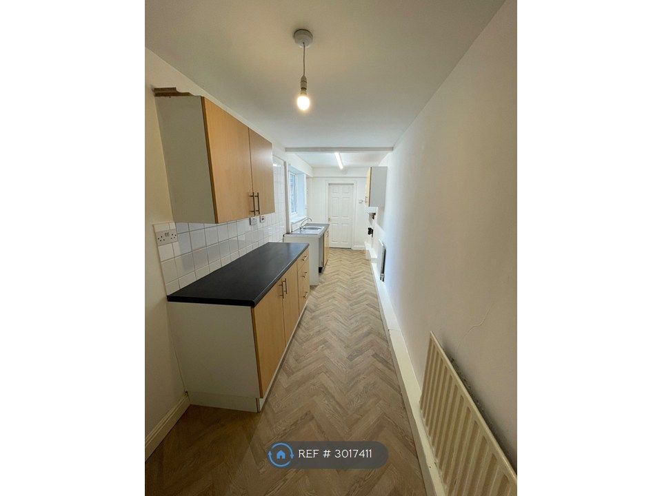 Property photo 3 of 12 Kitchen