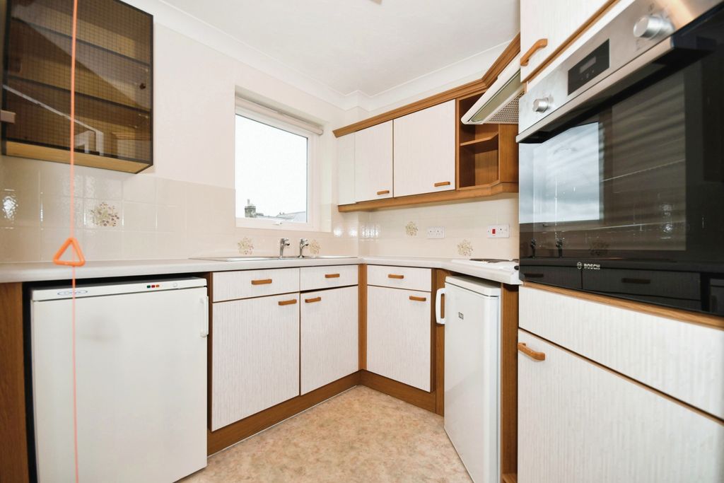 Property photo 3 of 10 Kitchen
