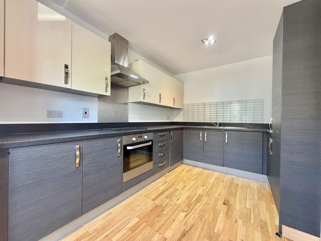 Property photo 3 of 10 Kitchen