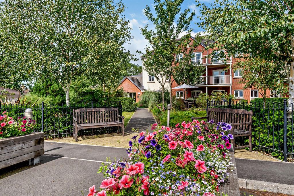 Property photo 1 of 22 Communal Gardens