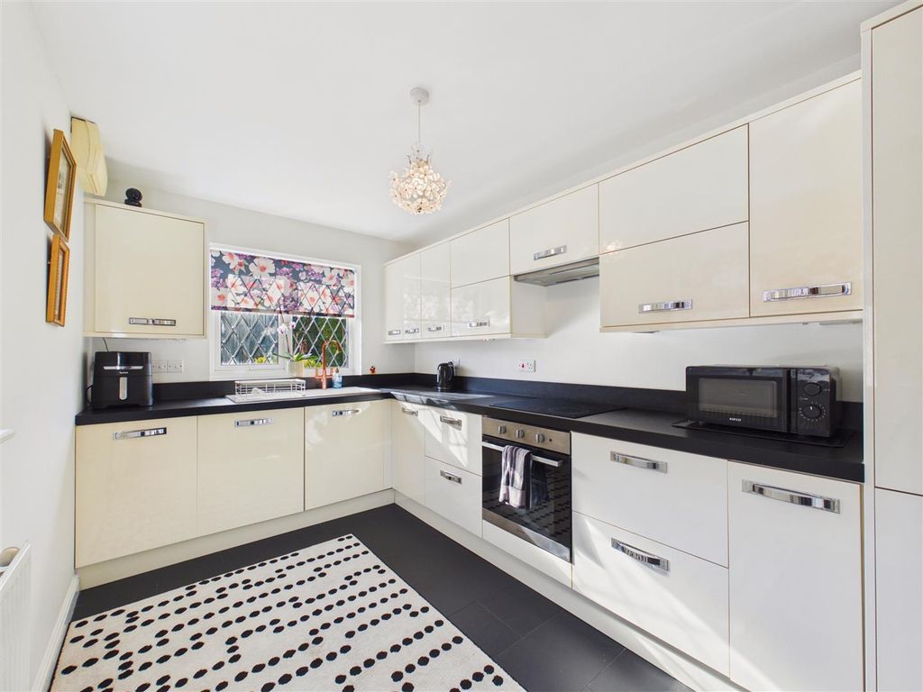 Property photo 3 of 12 Kitchen