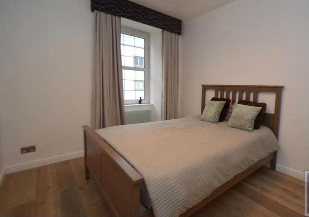 Property photo 1 of 6 Bedroom