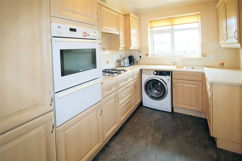 Property photo 2 of 11 Kitchen