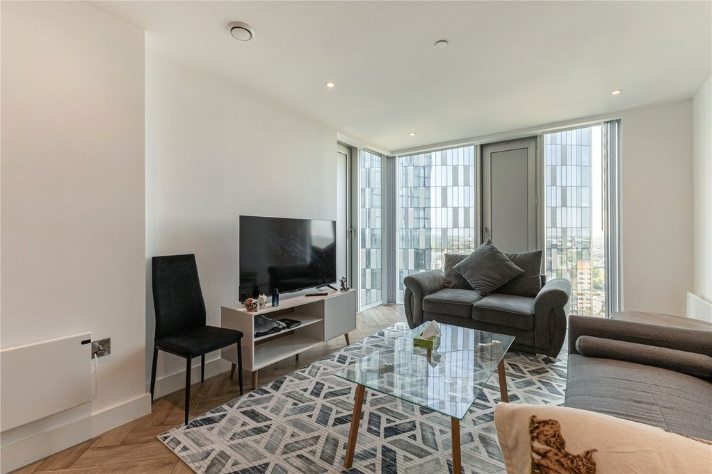 Property photo 3 of 17 Lounge