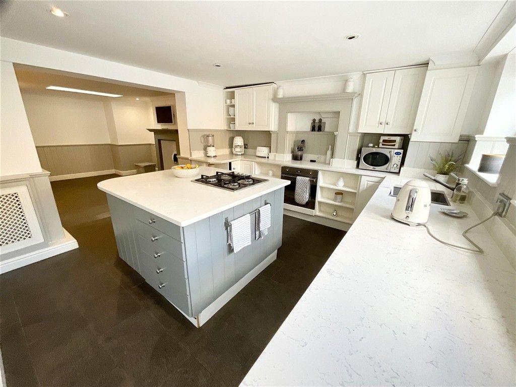 Property photo 3 of 19 Kitchen