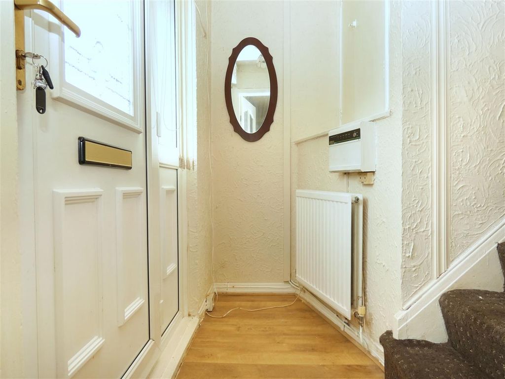 Property photo 3 of 16 Entrance Hall
