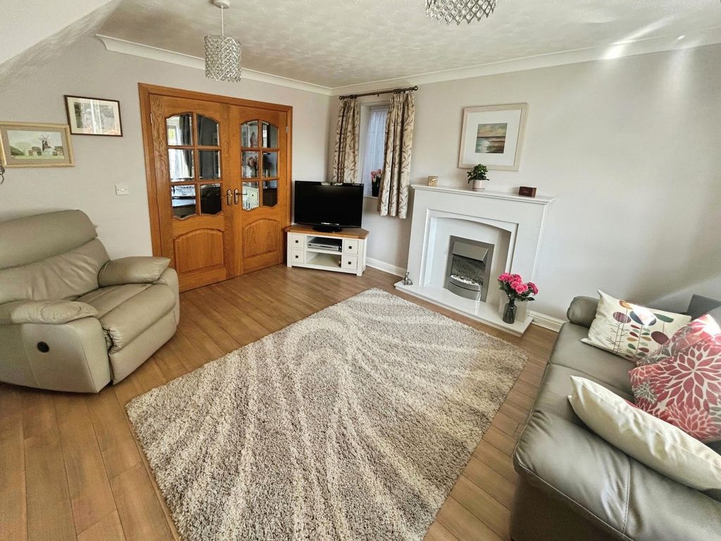 Property photo 3 of 11 Living Room