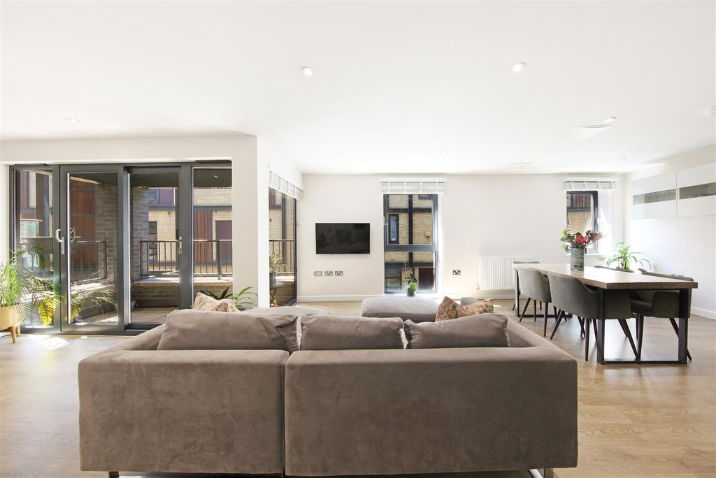 Property photo 2 of 15 39 Chiltonian Mews - Dnff7Jy5Sd2Nqp71H9Xz.Jpg