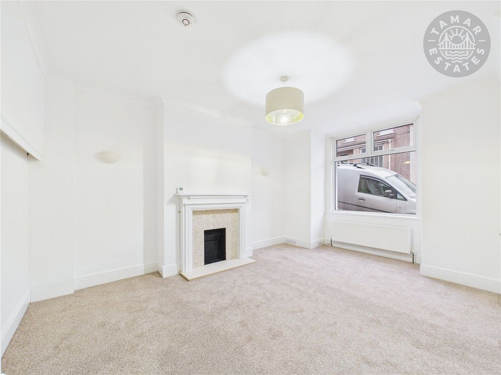 Property photo 2 of 12 Lounge