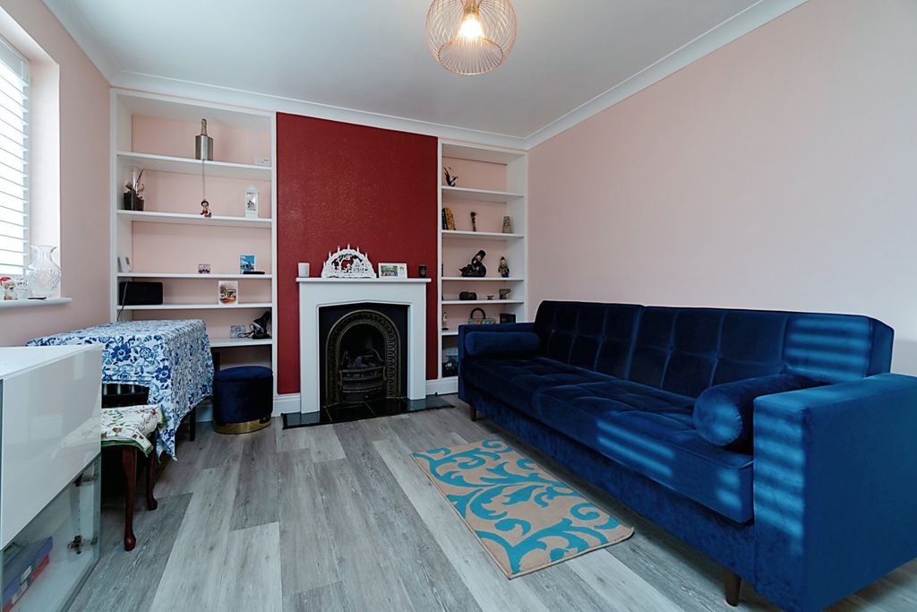 Property photo 3 of 15 Lounge