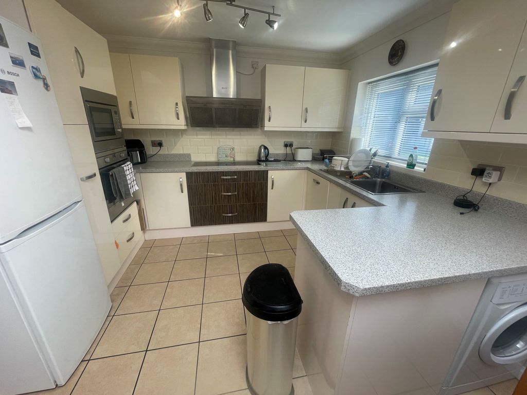 Property photo 2 of 7 Kitchen