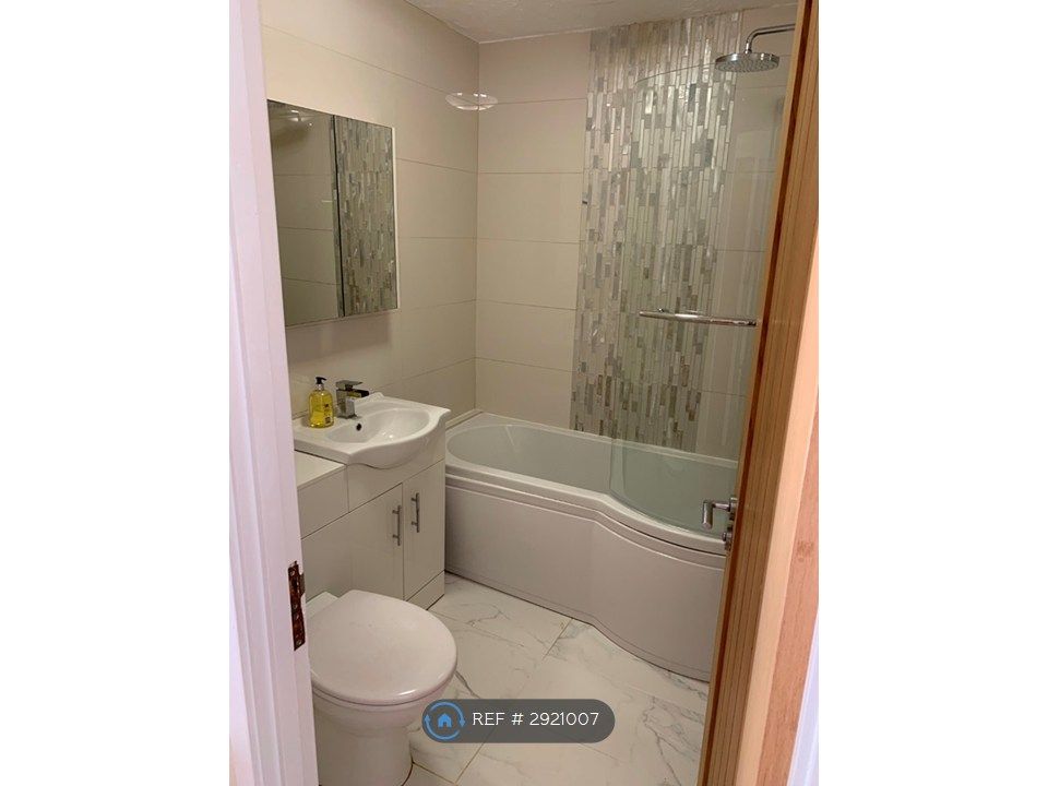 Property photo 2 of 11 Bathroom