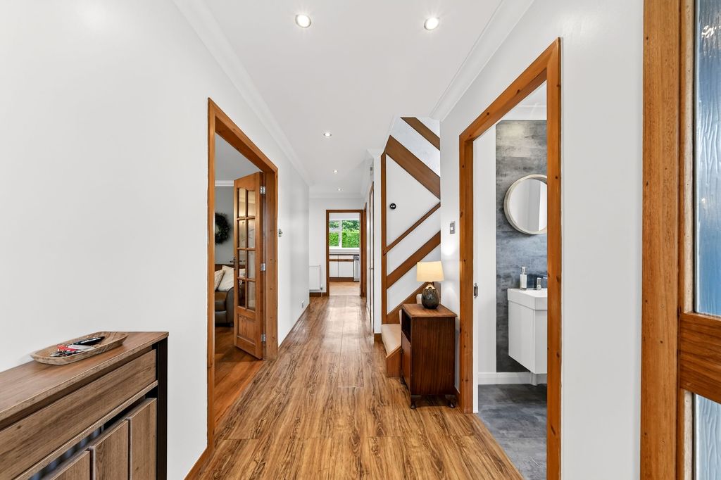 Property photo 2 of 45 Entrance Hall