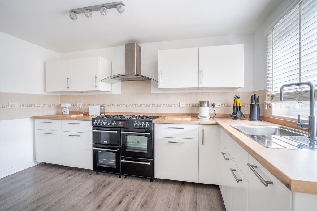 Property photo 3 of 18 Kitchen