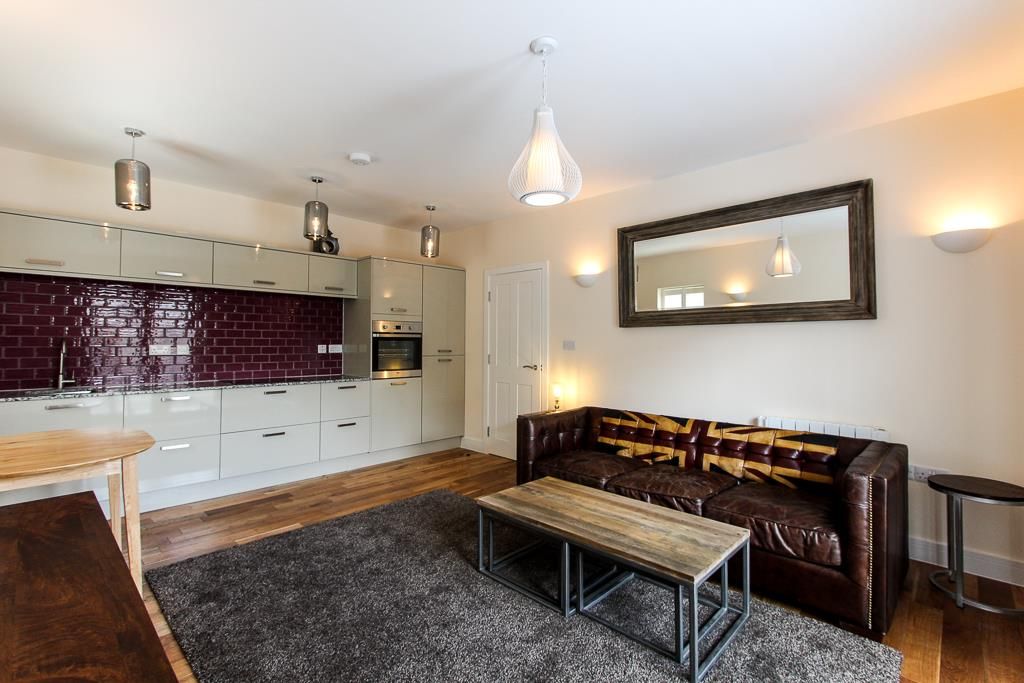 Property photo 1 of 9 5, 1-3 Howard Gardens Lr (1 Of 8).Jpg