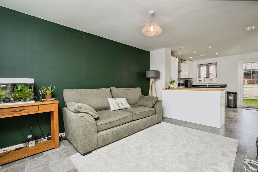 Property photo 2 of 19 Lounge: