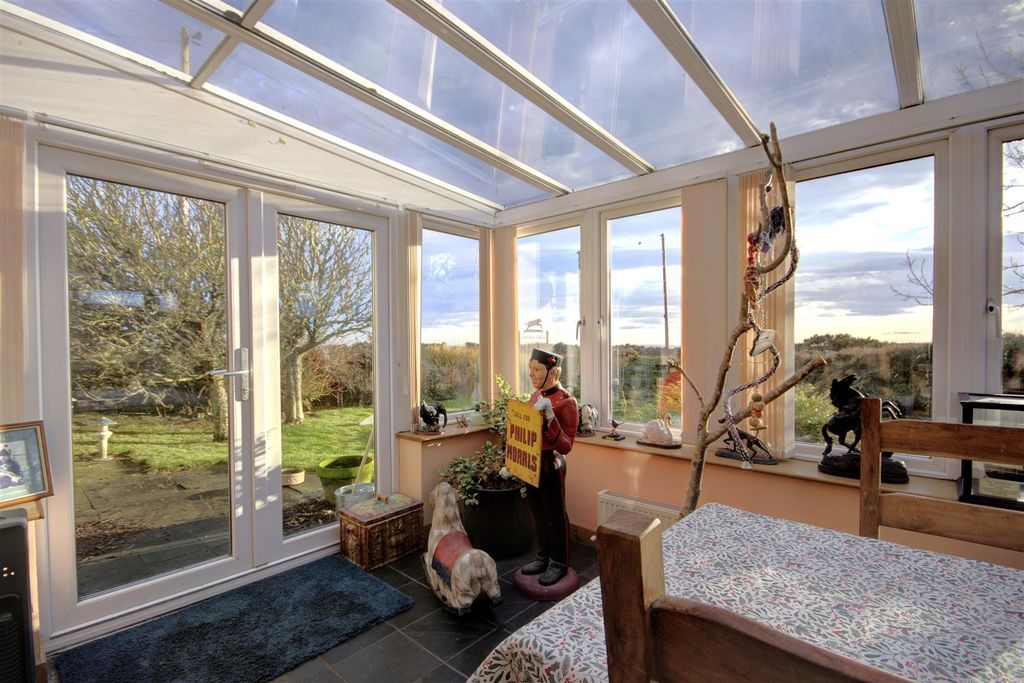 Property photo 3 of 38 Conservatory