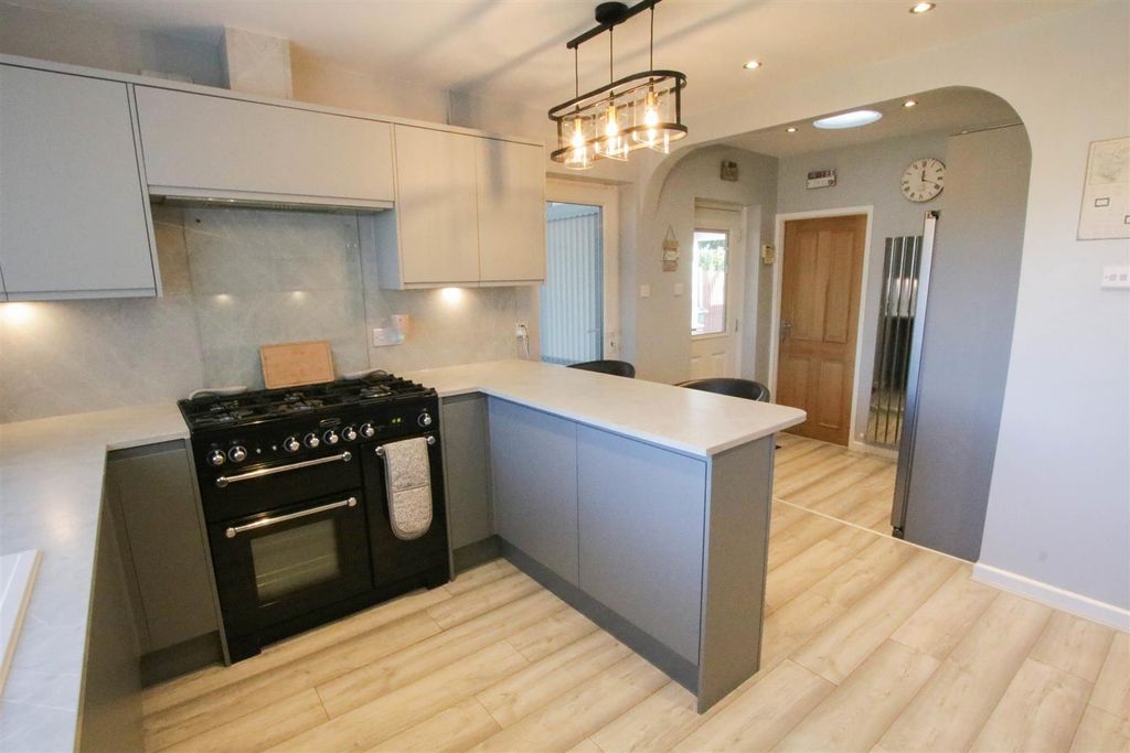 Property photo 3 of 27 Breakfast Kitchen