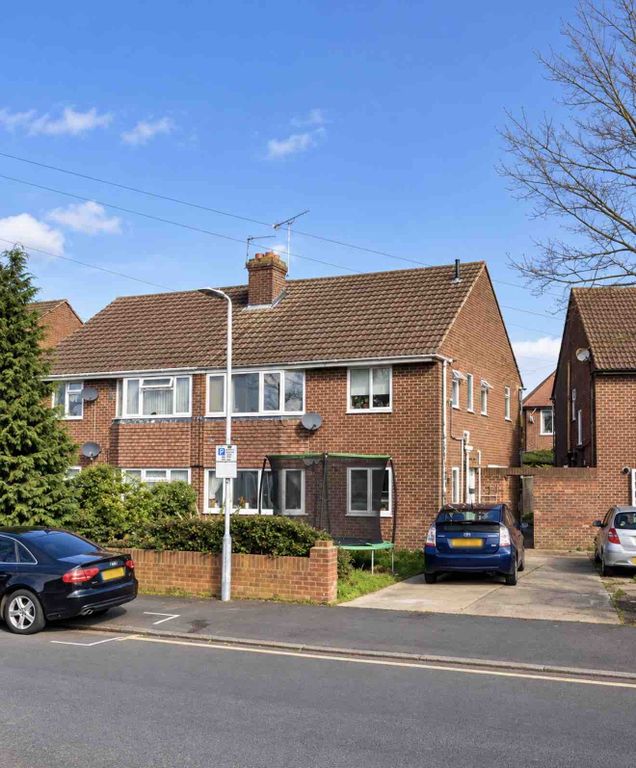 Property photo 1 of 1 Spacious Two-Bedroom Upper-Floor Maisonette Near Heathrow Airport